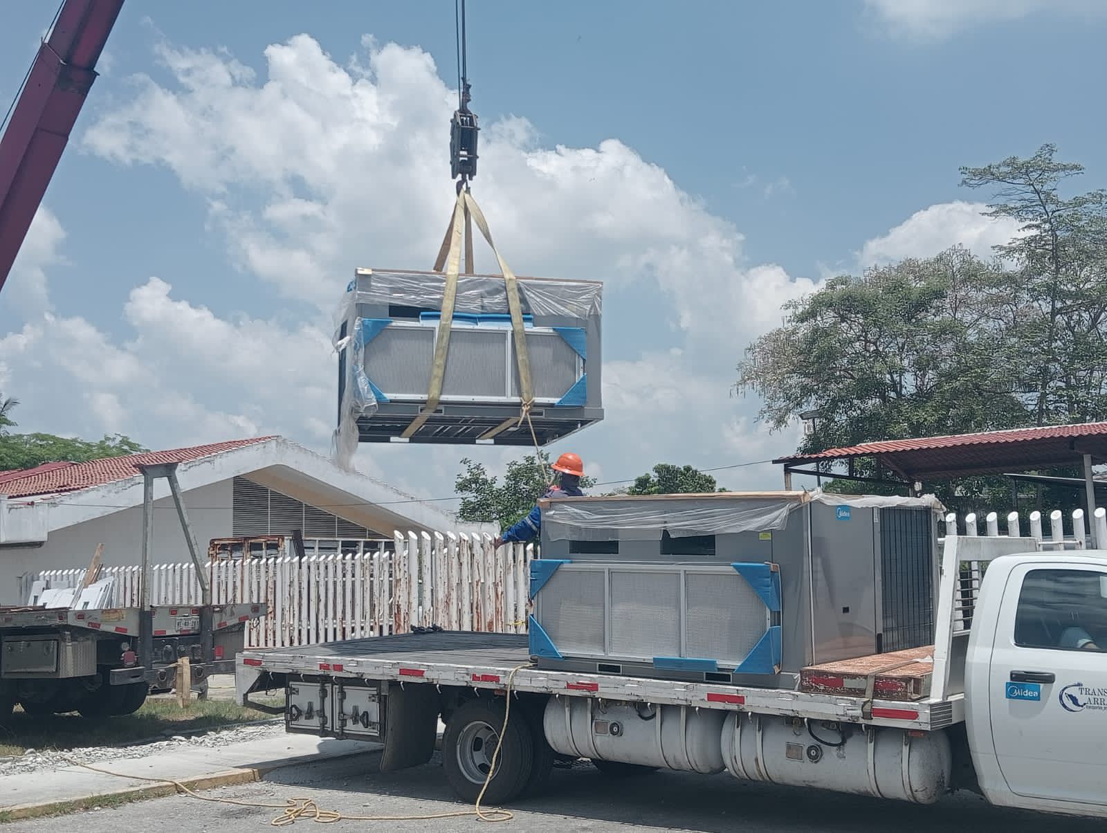 Hospital Juan Graham trabaja en la reparación del sistema de aire acondicionado afectado por altas temperaturas y fallas eléctricas
