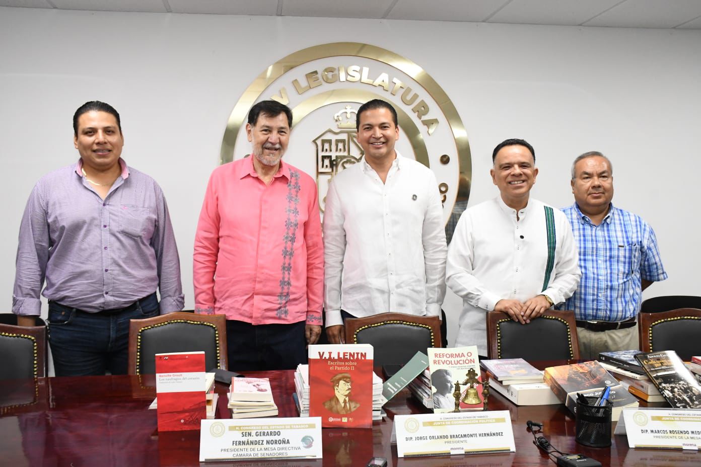 Senador Gerardo Fernández Noroña hace entrega simbólica de libros en fortalecimiento a la cultura legislativa