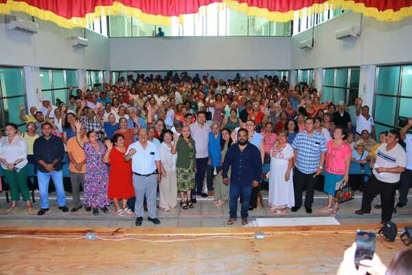 Entrega Ovidio Peralta estímulos económicos a maestros jubilados