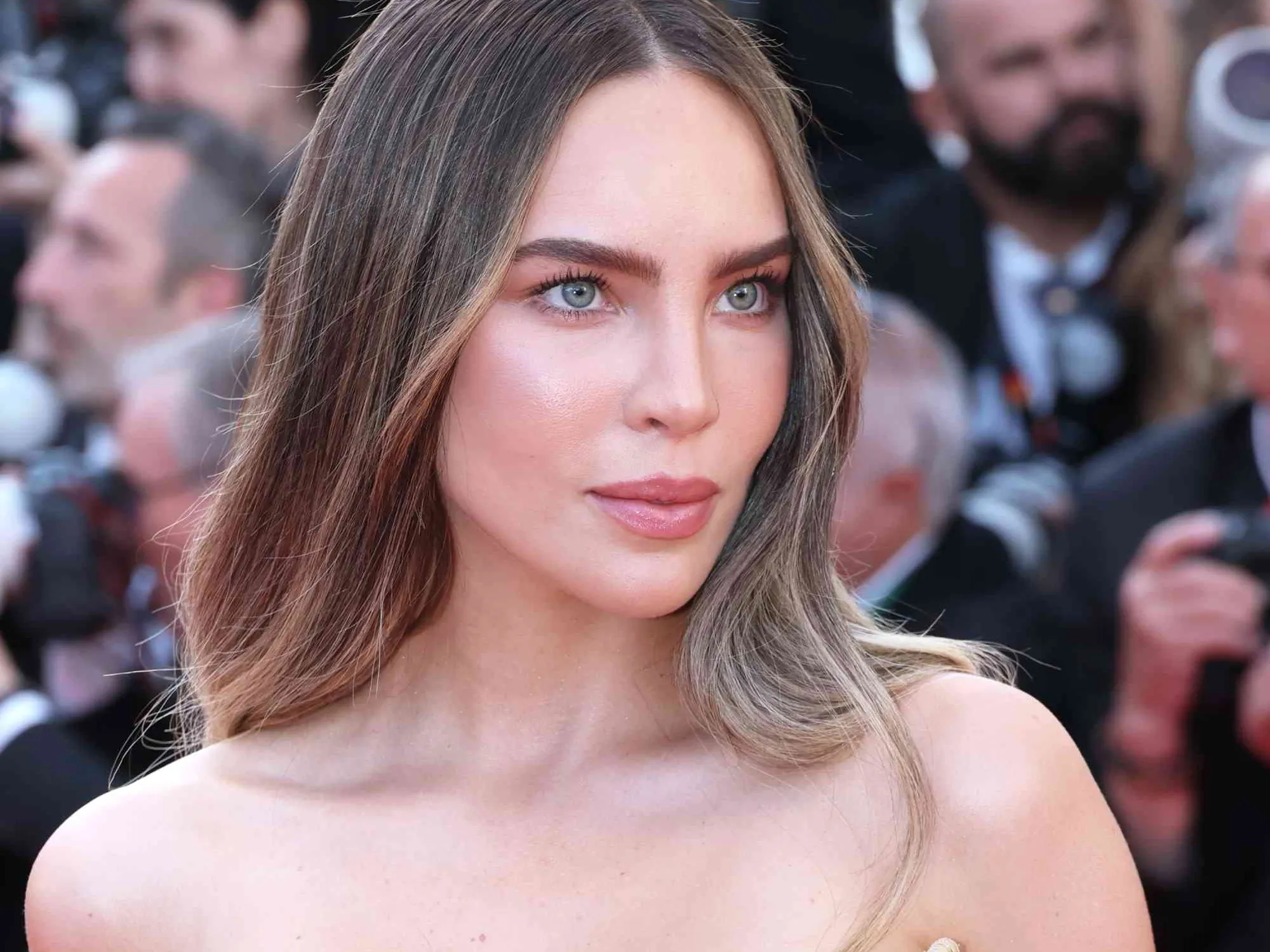 Belinda desata polémica por «hacerle el feo» en Cannes a Luis Torres, maquillista de Ángela Aguilar