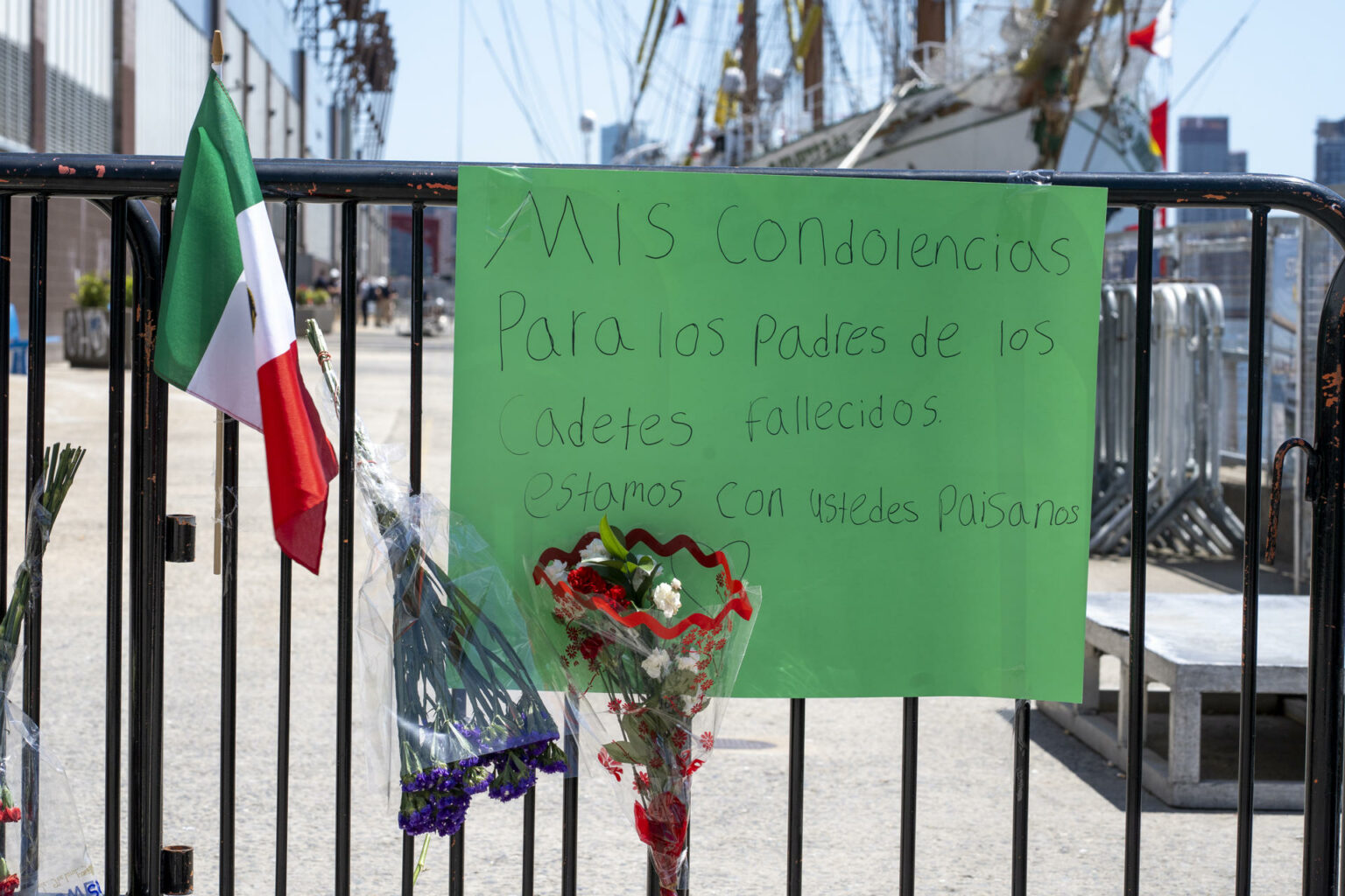 Improvisan altar frente al buque escuela Cuauhtémoc en Nueva York