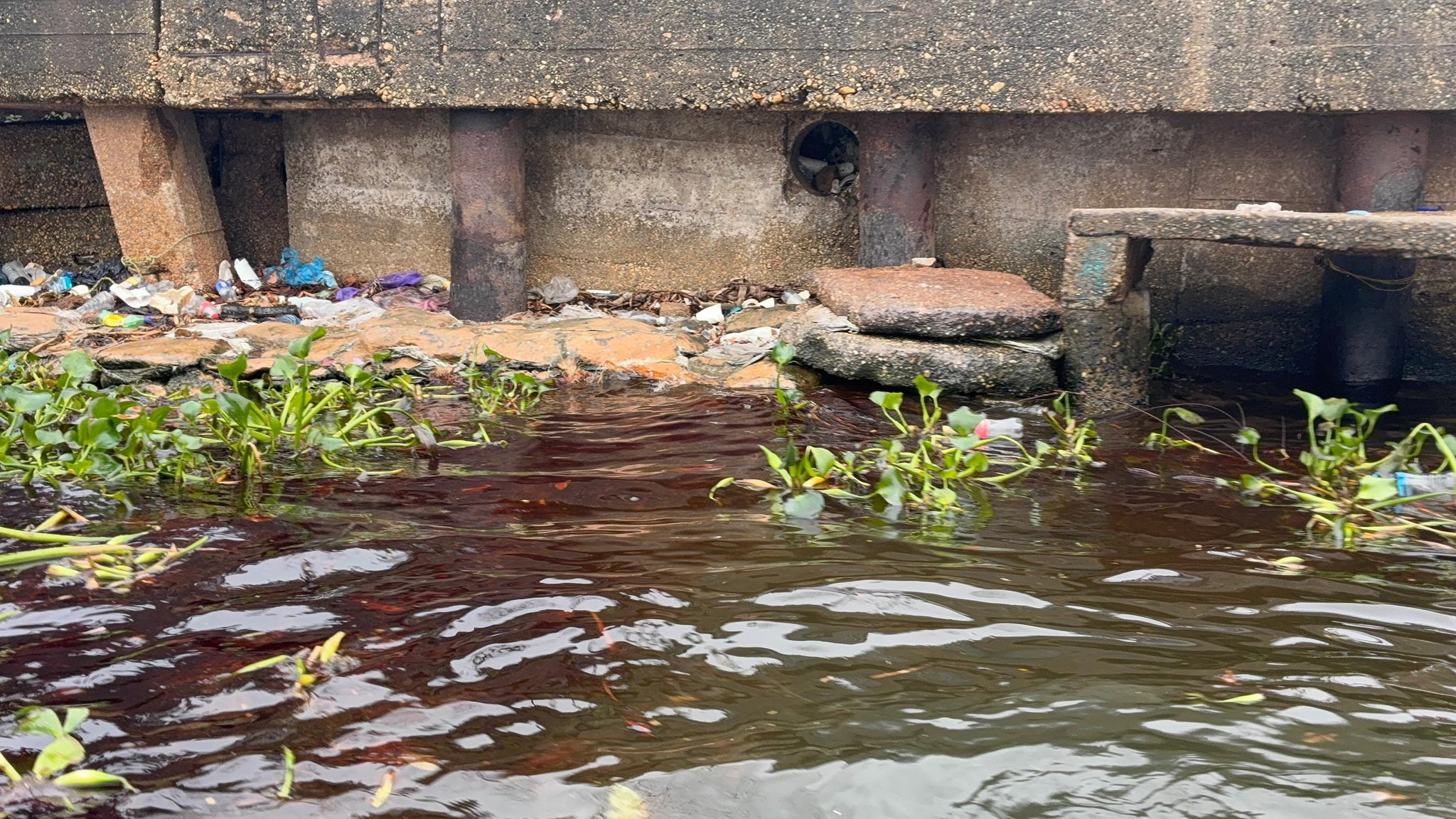 Derrame de hidrocarburo en el Río Coatzacoalcos afecta a 800 pescadores