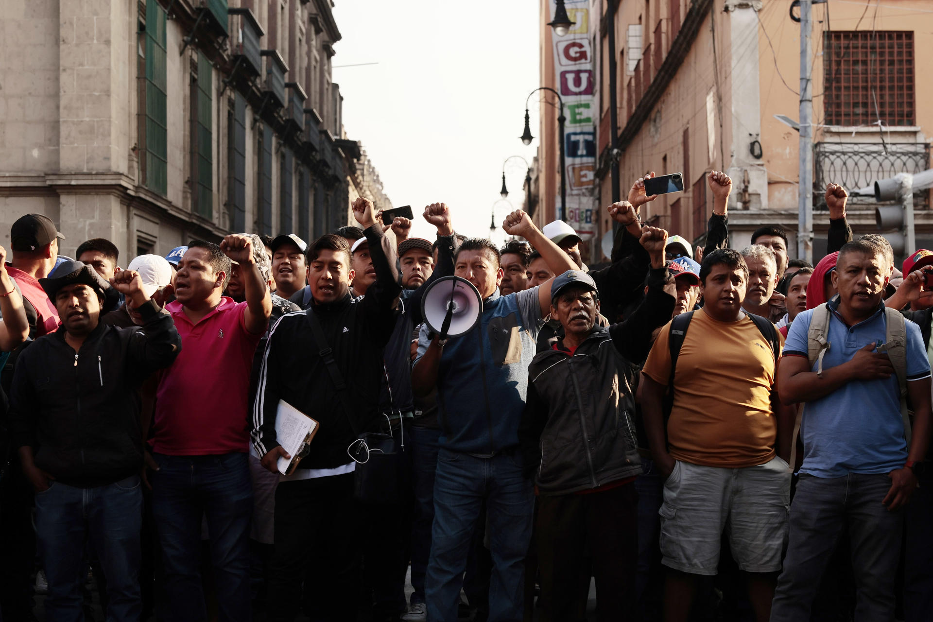 CNTE amaga con extender plantón alrededor del Zócalo CDMX