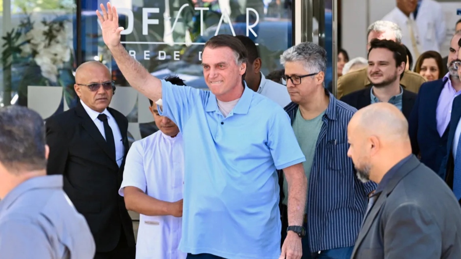 Bolsonaro sale del hospital después de permanecer tres semanas ingresado tras someterse a una cirugía intestinal