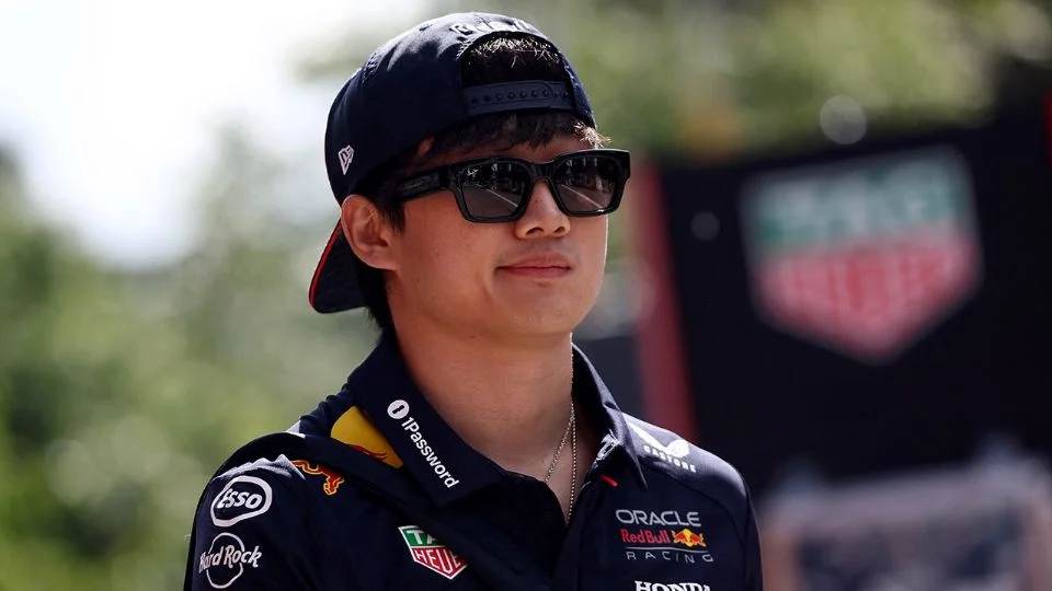 Yuki Tsunoda termina décimo tras arrancar último luego de su dramática volcadura en la calificación de Imola