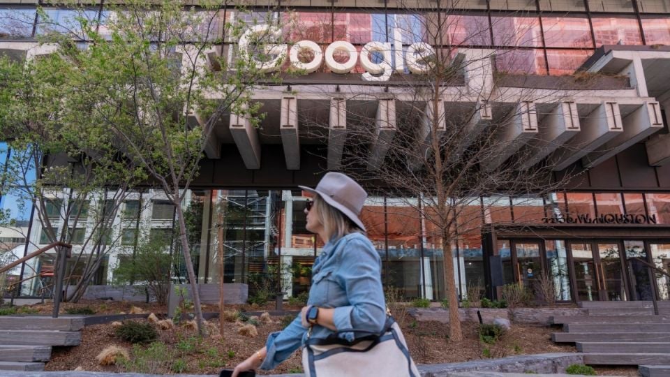 Google lanza función para que usuarios se prueben ropa con modelos virtuales a través de IA