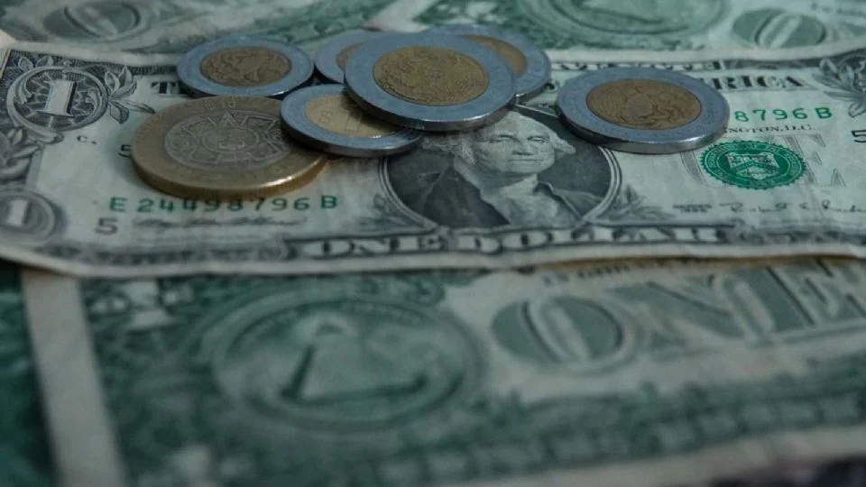 Peso se debilita tras recorte de Banxico a expectativas de crecimiento