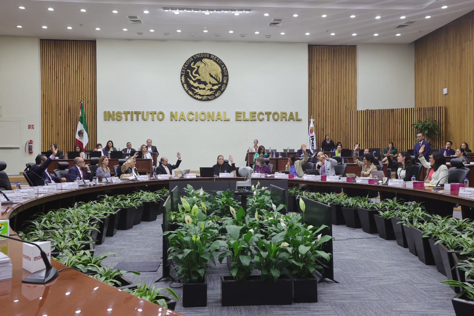INE reprocha críticas de exconsejeros a elección judicial