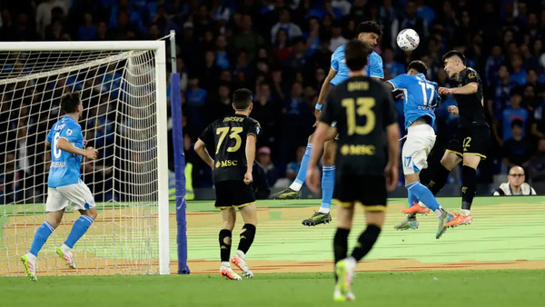 Johan Vásquez anota el gol del empate del Genoa ante Napoli