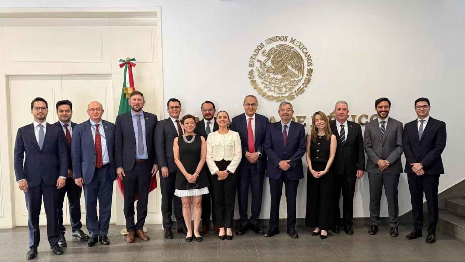 Canciller Juan Ramón de la Fuente visita la Embajada de México en China