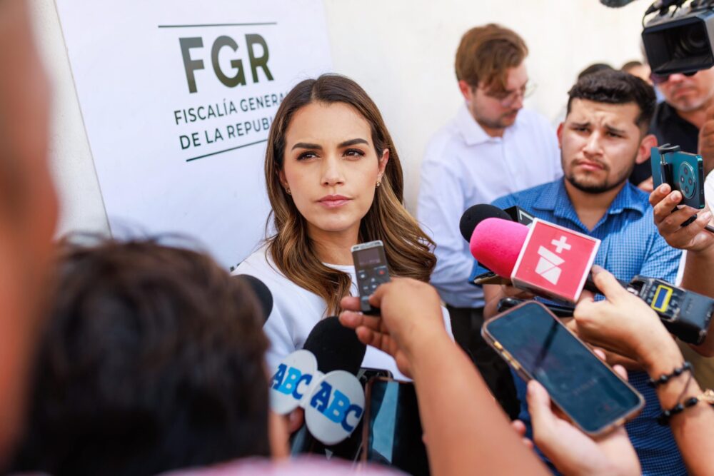 Lorena de la Garza presenta ante la FGR ocho denuncias electorales contra Samuel García