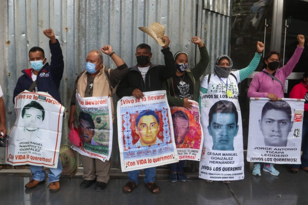 Reconoce fiscalía que busca ‘cadáveres’ de normalistas de Ayotzinapa