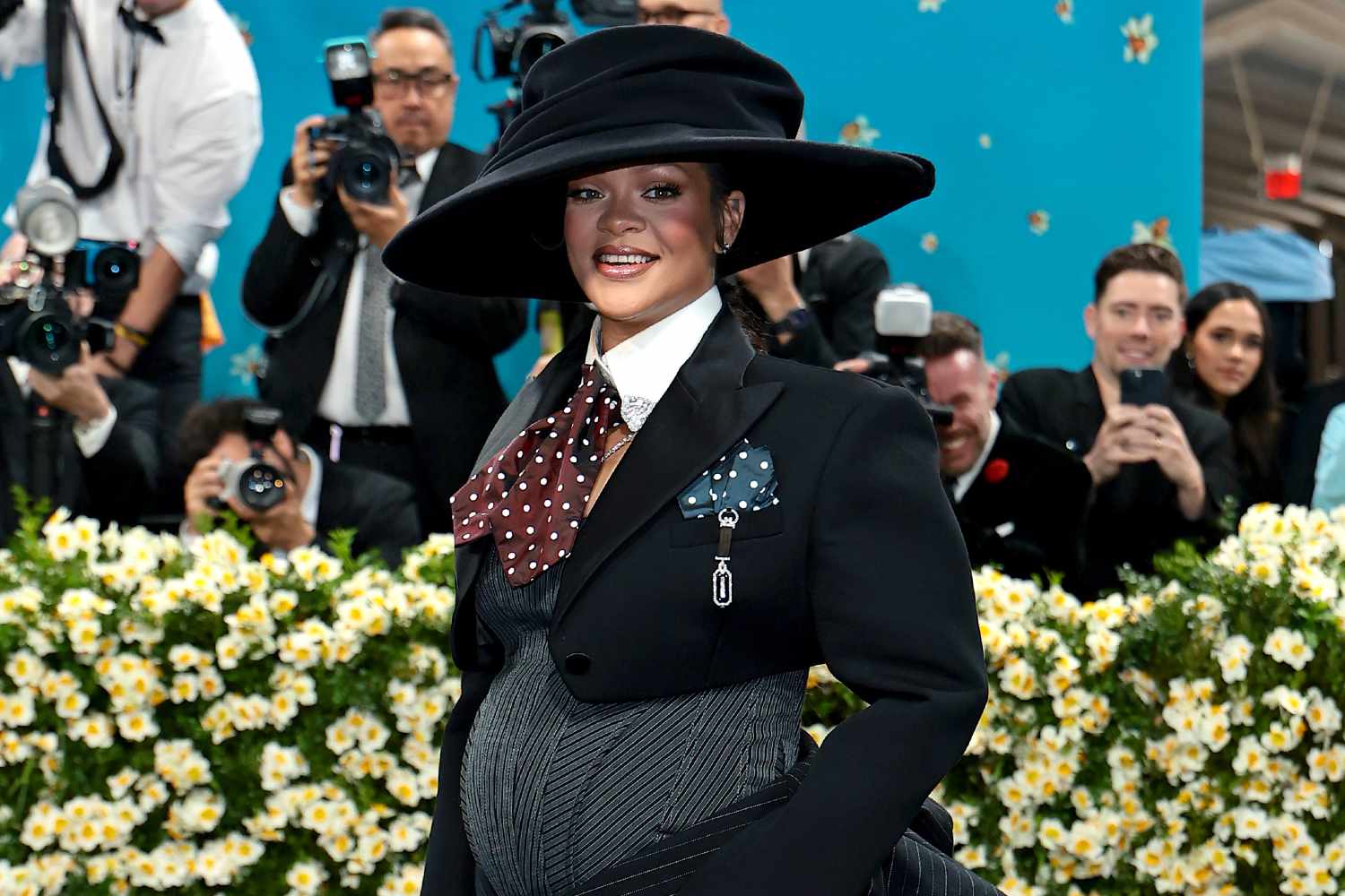 Rihanna revela su tercer embarazo en la MET Gala 2025