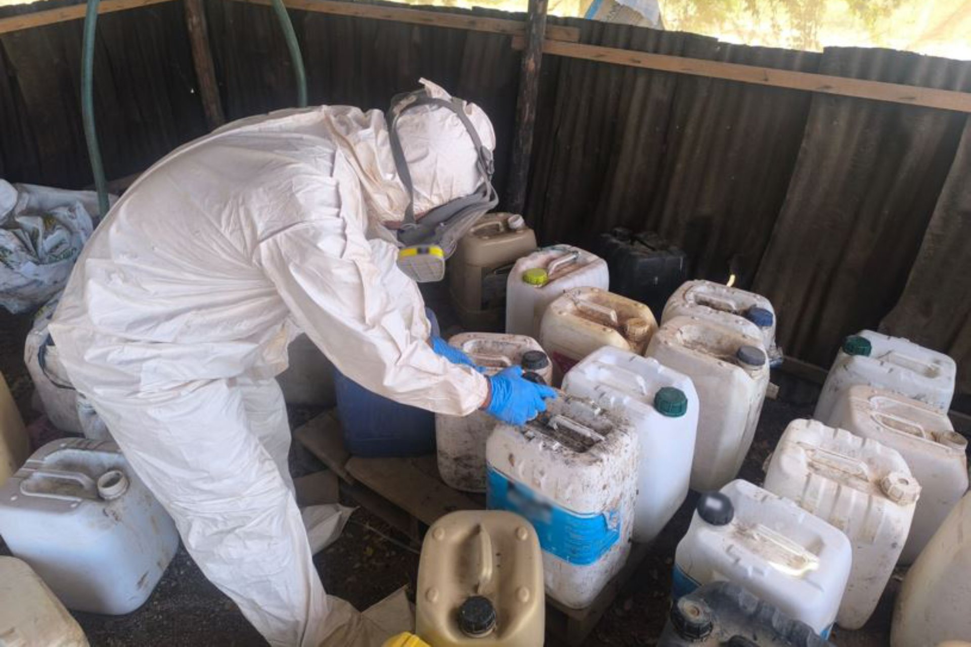 Ejército asegura en Sinaloa mil 370 litros de sustancias para elaborar metanfetamina con valor de 29 mdp