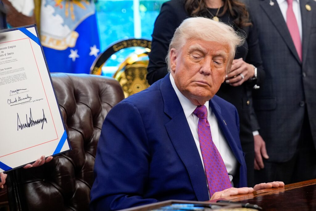 Trump firmará este lunes una orden para reducir hasta 80 % el precio de las medicinas con receta