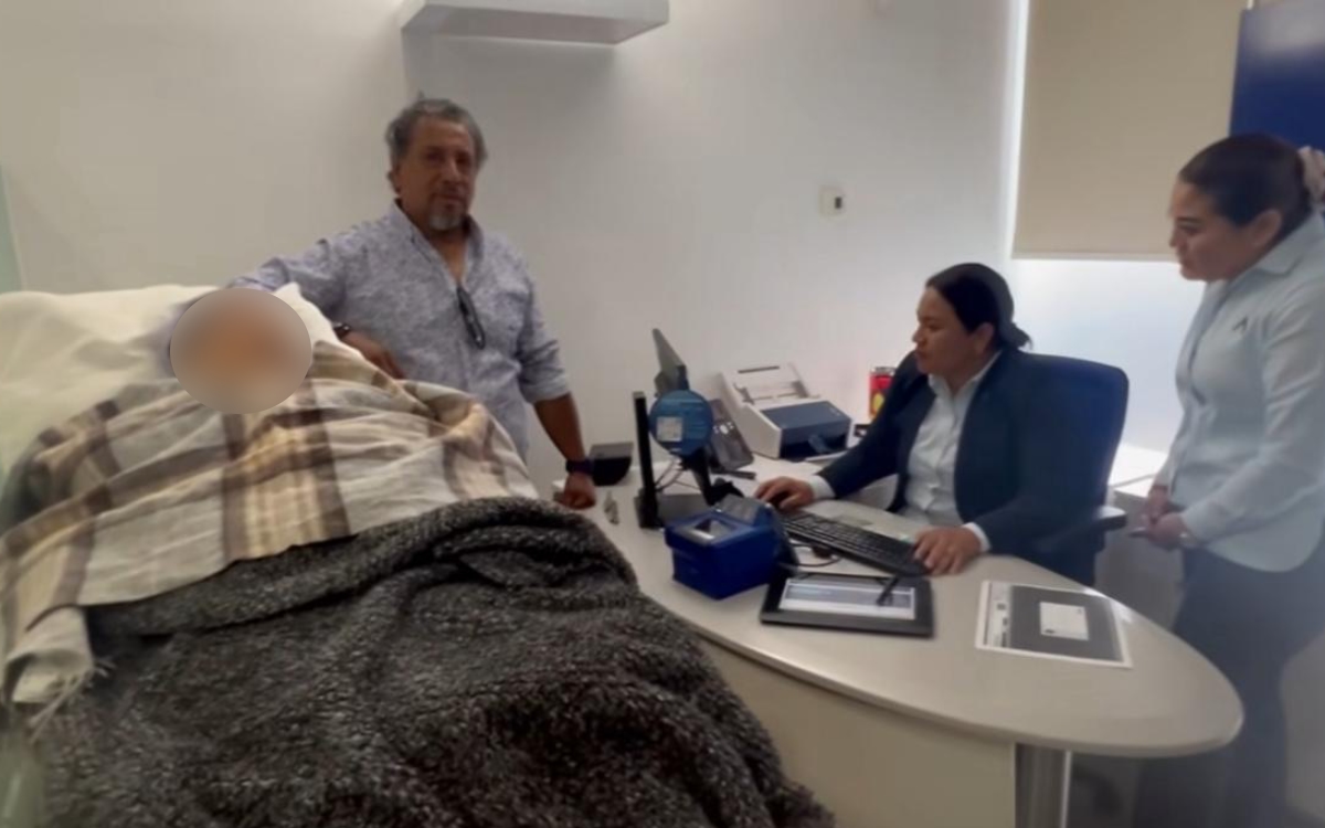 Banco obliga a abuela de 96 años a ir en camilla a sucursal en Oaxaca
