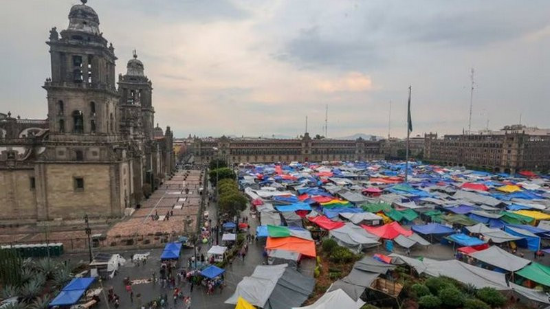 Sección 22 de la CNTE se va del Zócalo; llegará otro contingente