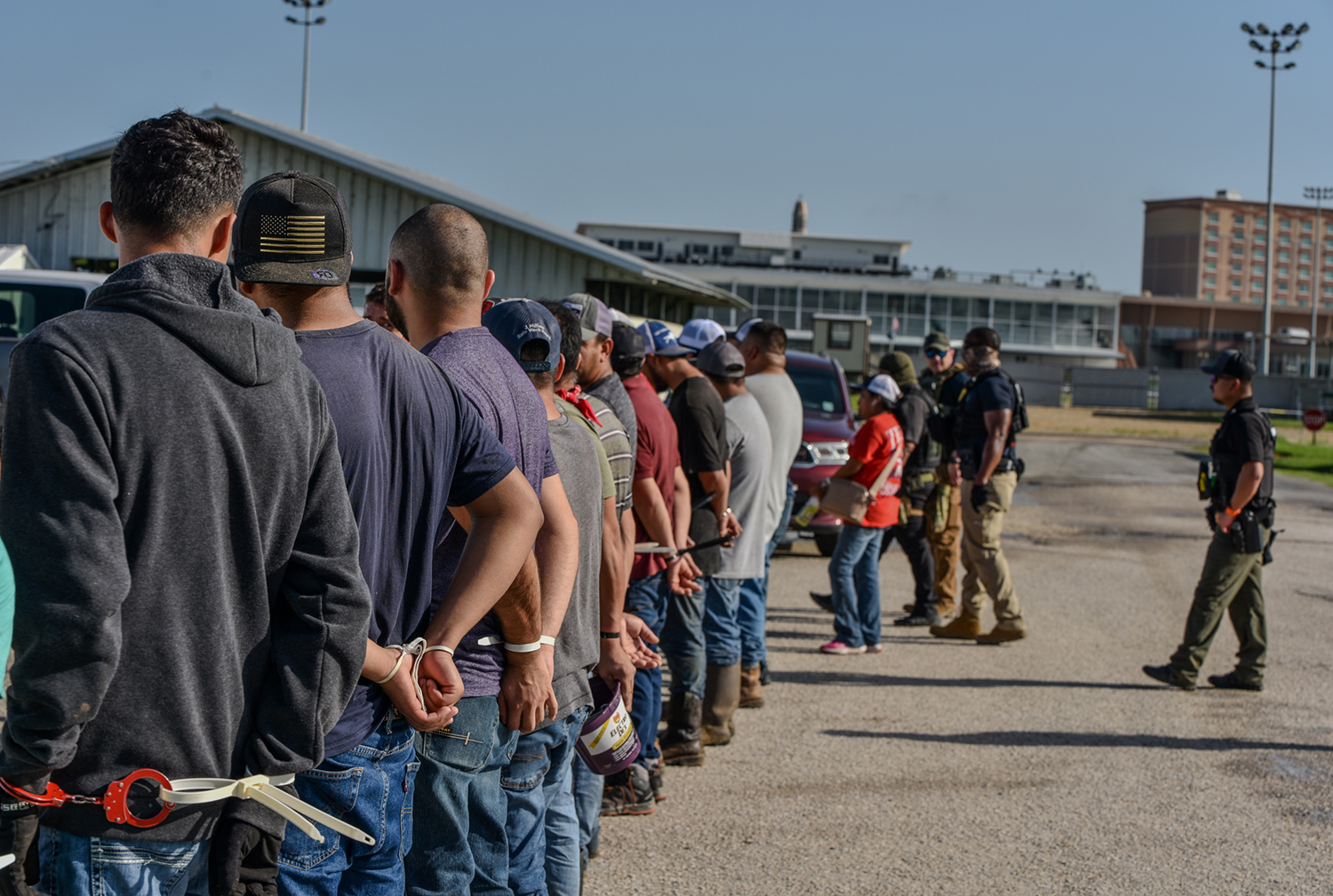 Detiene ICE a 84 migrantes durante redada en hipódromo de Luisiana