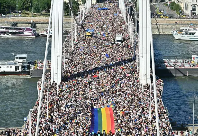 200 mil personas participan en la marcha del orgullo en Budapest