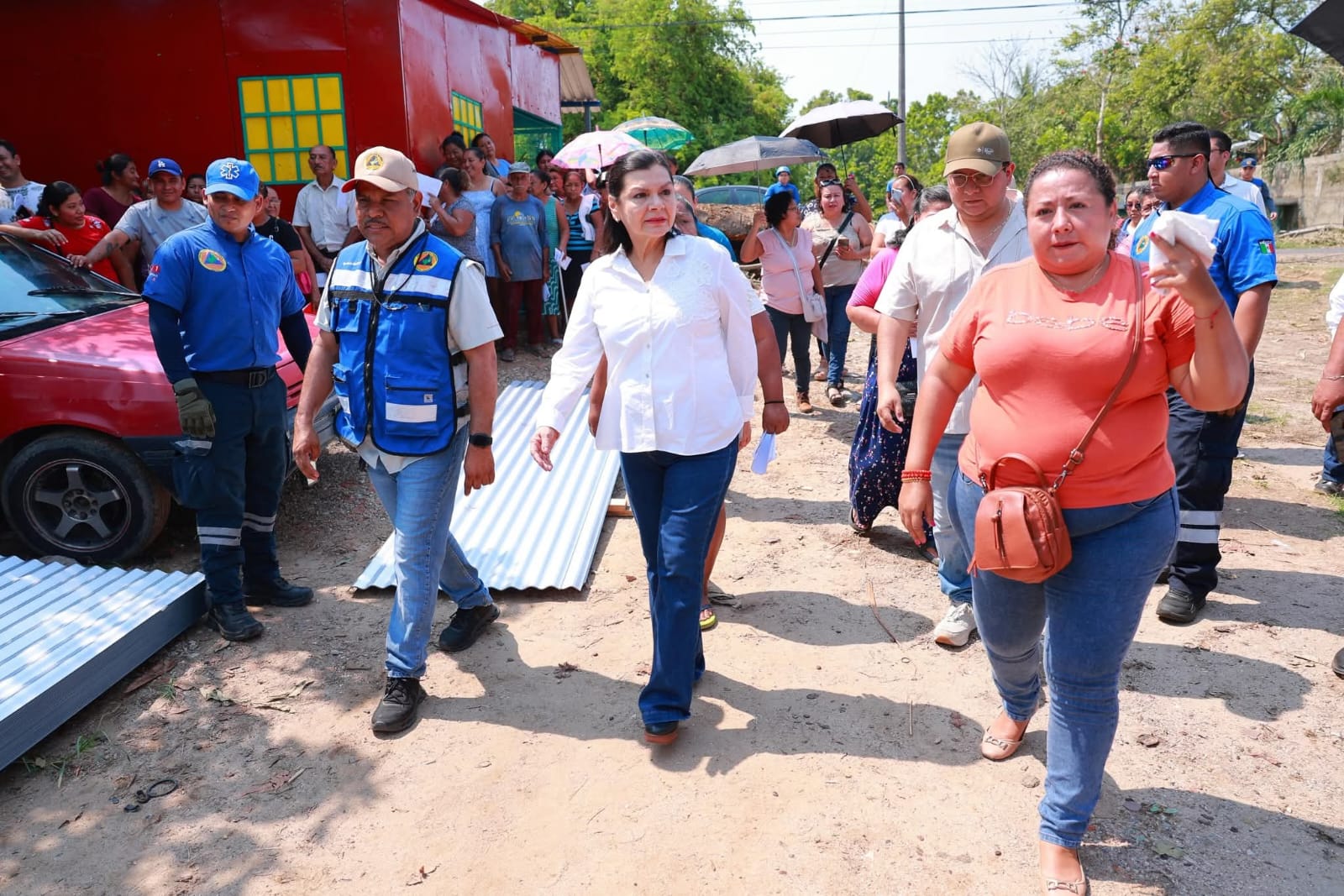 Entrega Yolanda Osuna paquetes de láminas a familias con viviendas afectadas por tromba