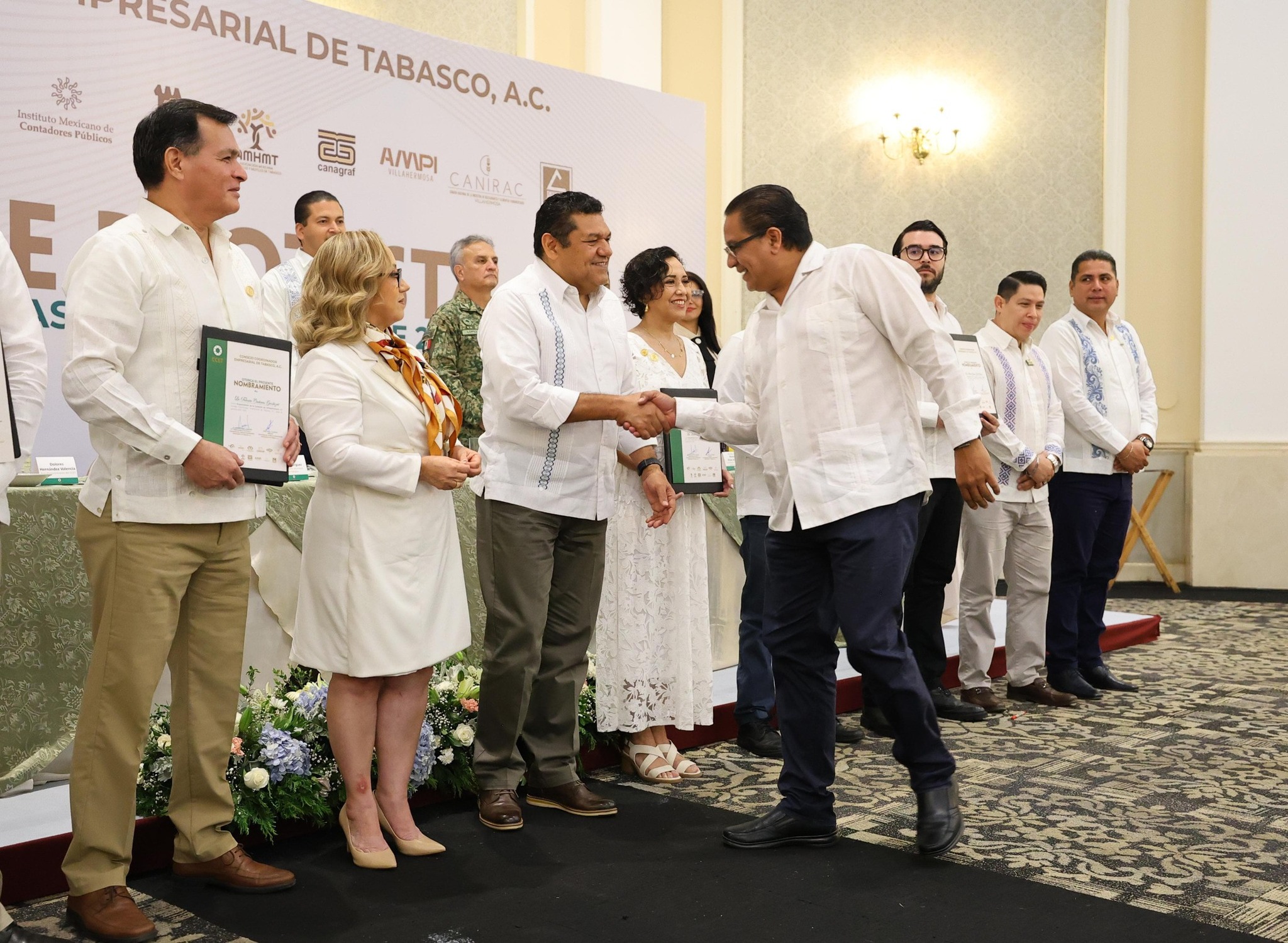 Toma protesta Javier May al nuevo CCET