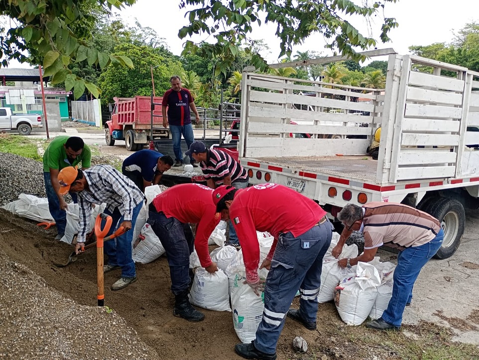 Refuerzan compuerta municipal en Tacotalpa ante aumento del río de la Sierra