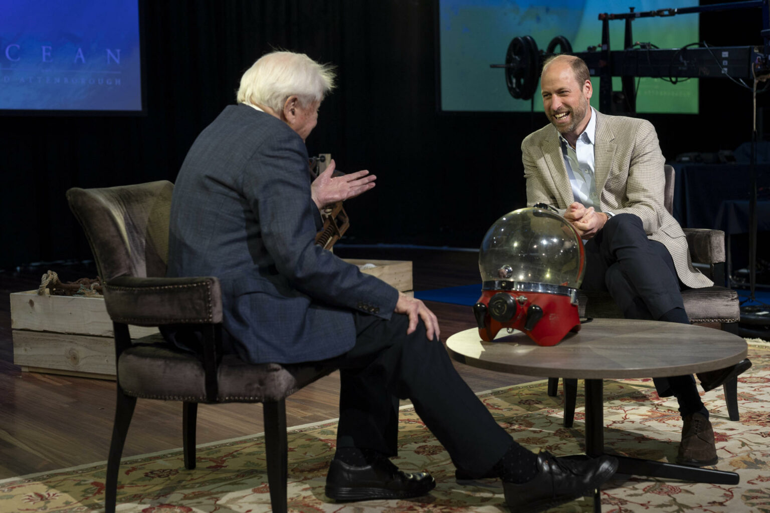 El príncipe Guillermo y David Attenborough lanzan un llamado por los océanos en un vídeo