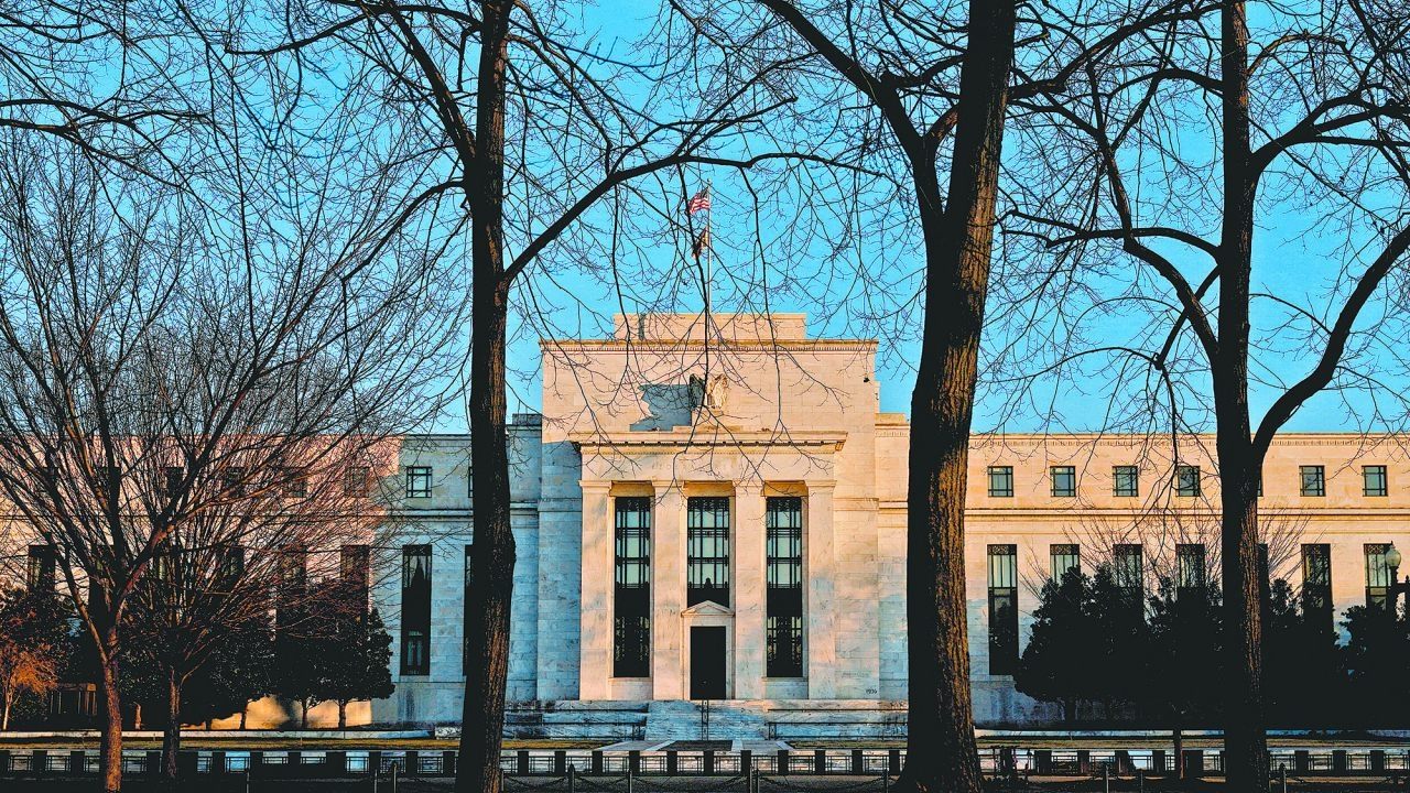 Aranceles de Trump afectarán esfuerzos de la Fed para bajar inflación: Lisa Cook