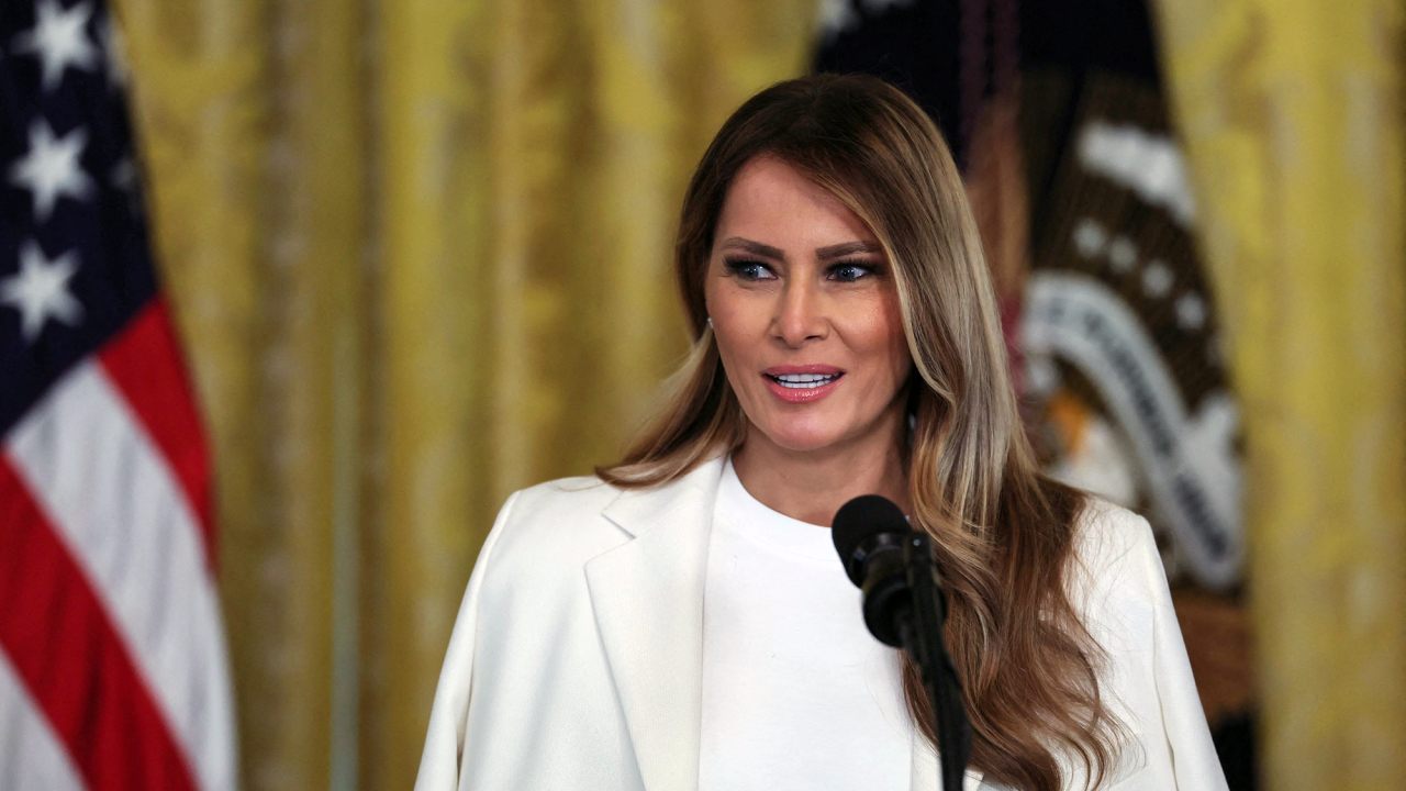 Melania Trump narra libro con su voz generada por inteligencia artificial