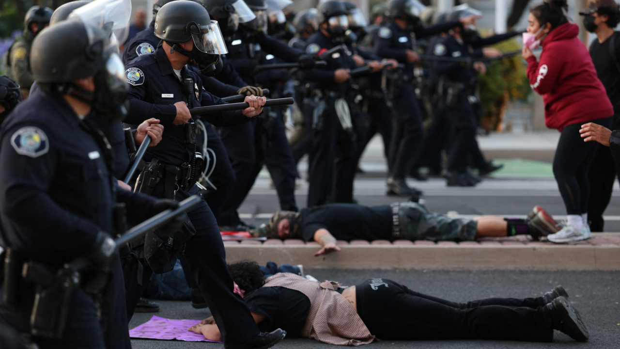 Gobernadores demócratas apoyan la seguridad fronteriza pero rechazan abusos de Trump contra inmigrantes