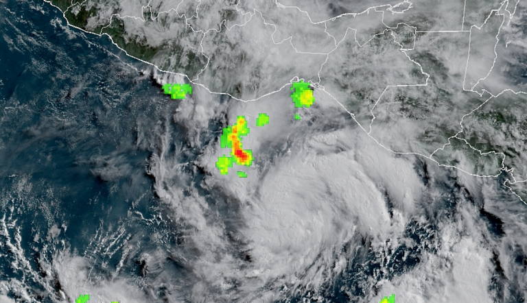 Erick se fortalece a huracán en su avance por el Pacífico
