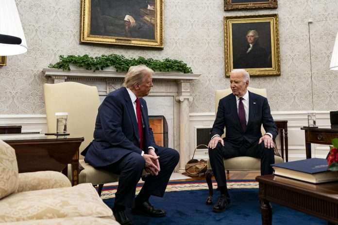 Donald Trump ordena investigar uso de máquina de firmar por parte de Joe Biden