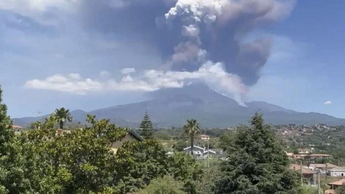 El volcán italiano Etna registra una potente erupción
