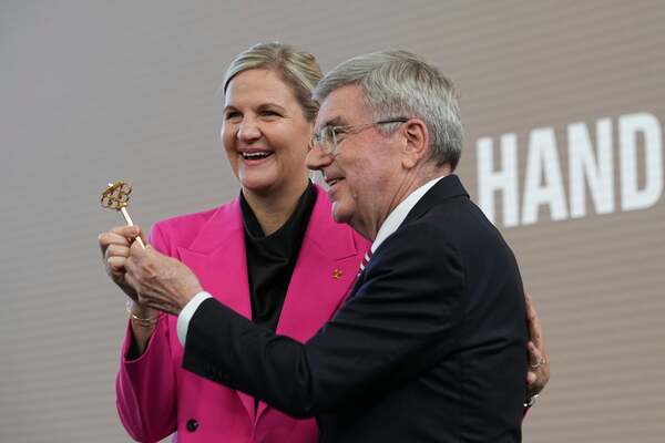 La campeona olímpica Kirsty Coventry asume como presidenta del COI por ocho años