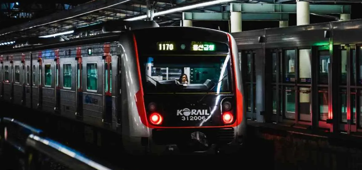 Un incendio provocado en el metro de Seúl obliga a evacuar a 400 pasajeros