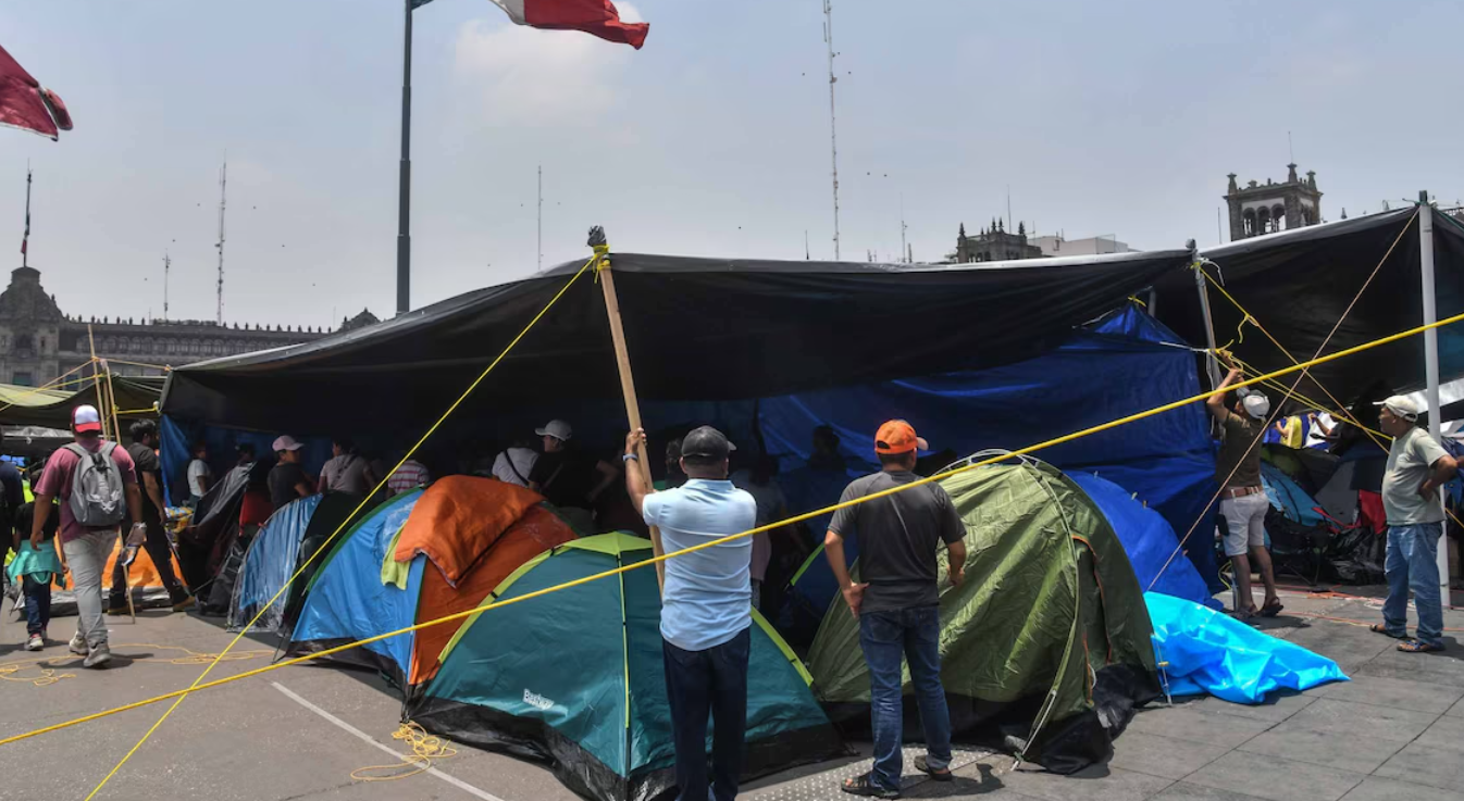 Maestros de la CNTE llegan para reforzar plantón en el Zócalo