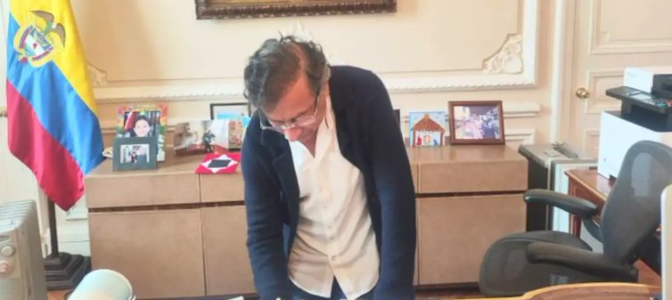 Petro firma el decreto que convoca la consulta popular sobre la reforma laboral