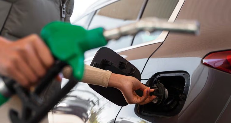 Baja gradual en el precio de la gasolina en México: Profeco