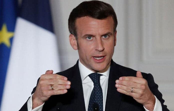 Tras asesinato en escuela, Macron promete prohibir redes sociales a menores de edad en Francia