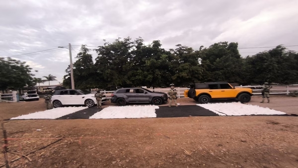 Aseguran más de 700 kilos de metanfetamina en autos abandonados en Culiacán, Sinaloa