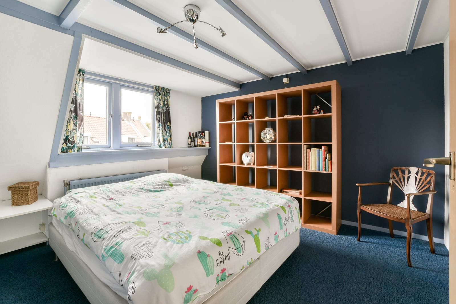 Claves para aprovechar el espacio vertical con repisas flotantes