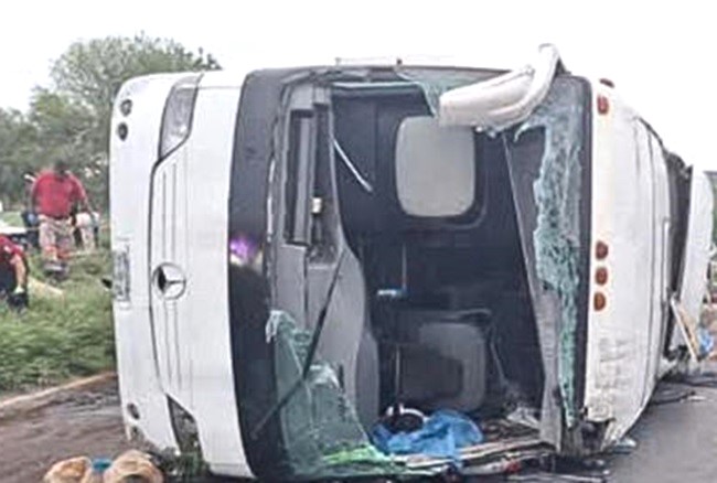 Mueren 11 personas tras volcadura de camión en Nuevo León