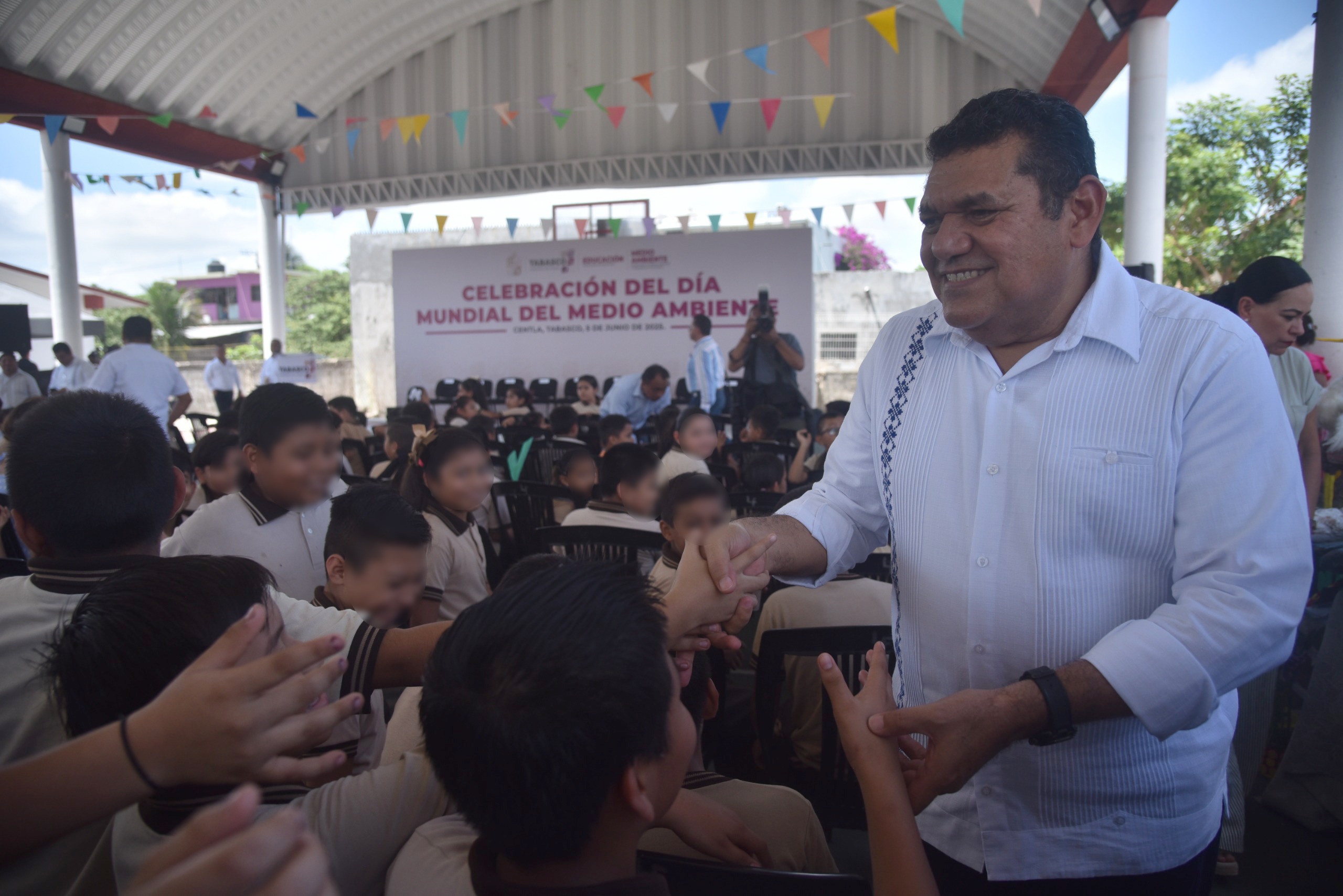 Gobernador Javier May visita escuela en Villa Cuauhtémoc y escucha a la comunidad educativa