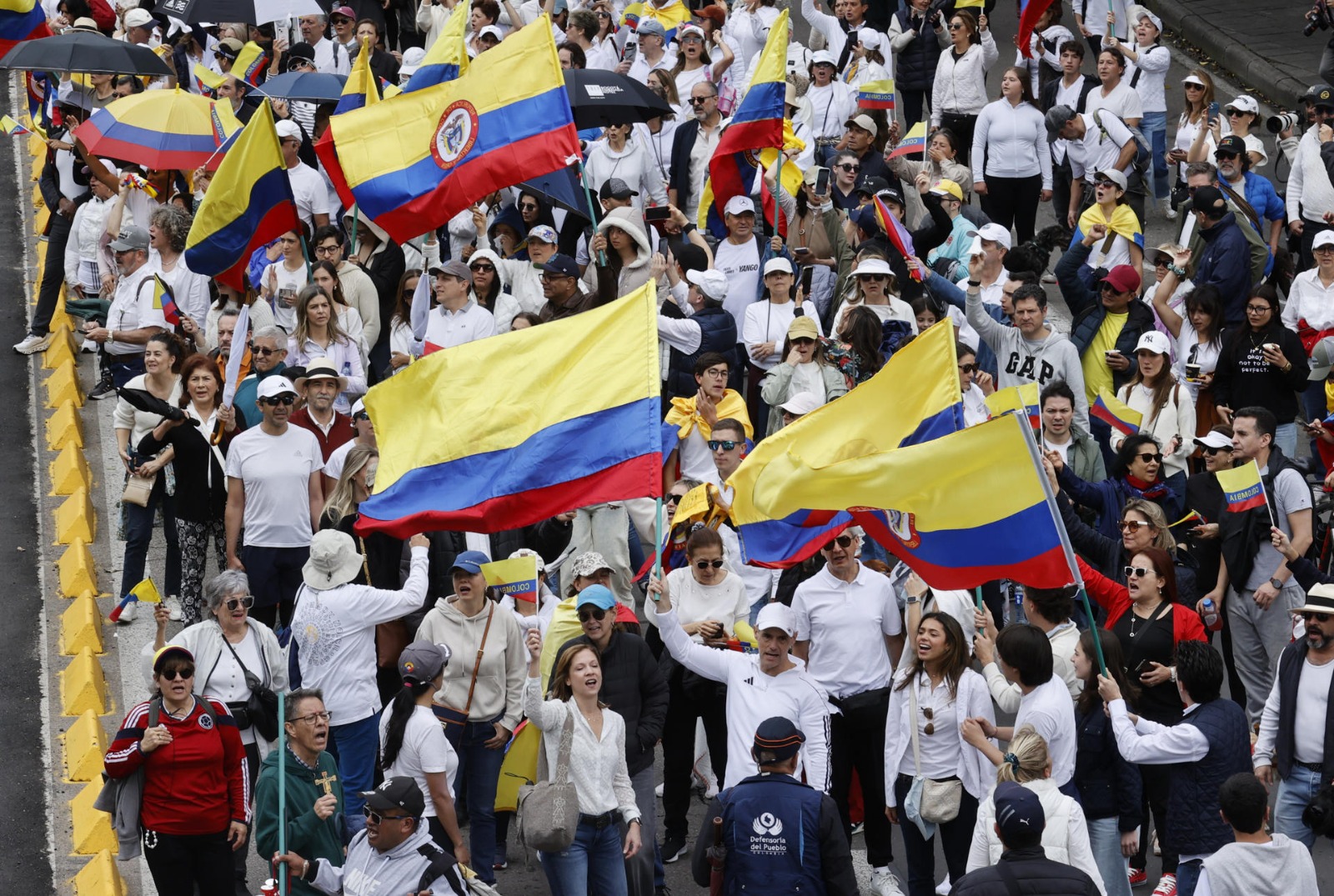 Colombia, unida por Miguel Uribe, toma las calles contra la violencia política