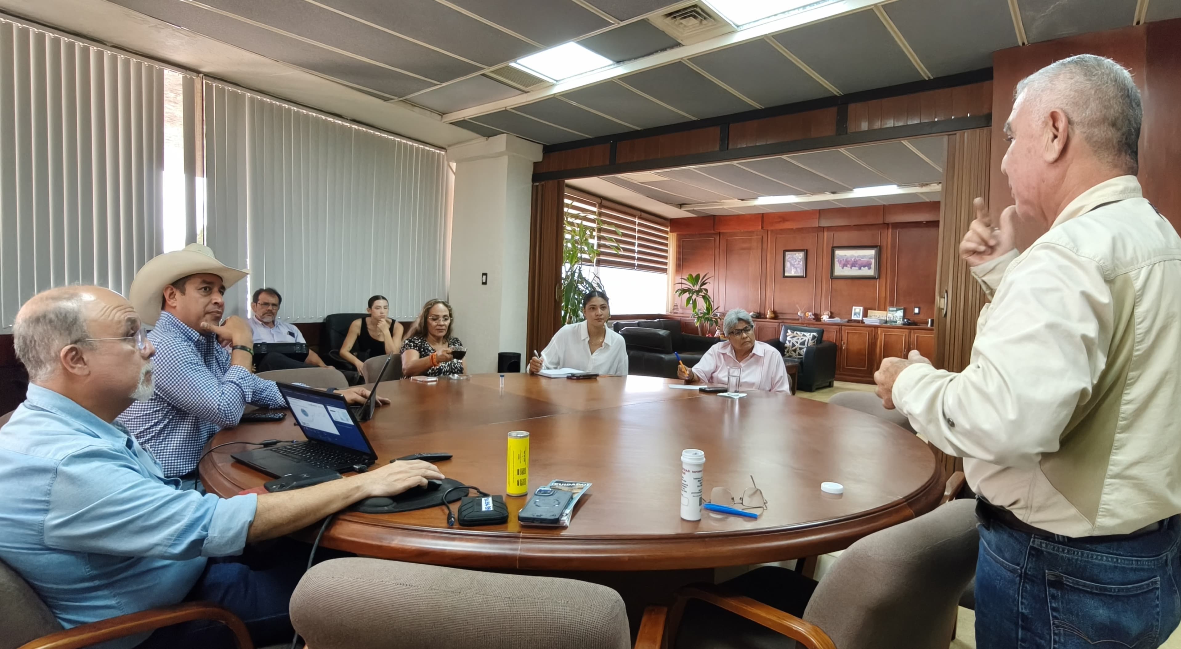 Reunión entre SEDAP y Comisión de Asuntos de la Frontera Sur para fortalecer acciones contra el Gusano Barrenador del Ganado