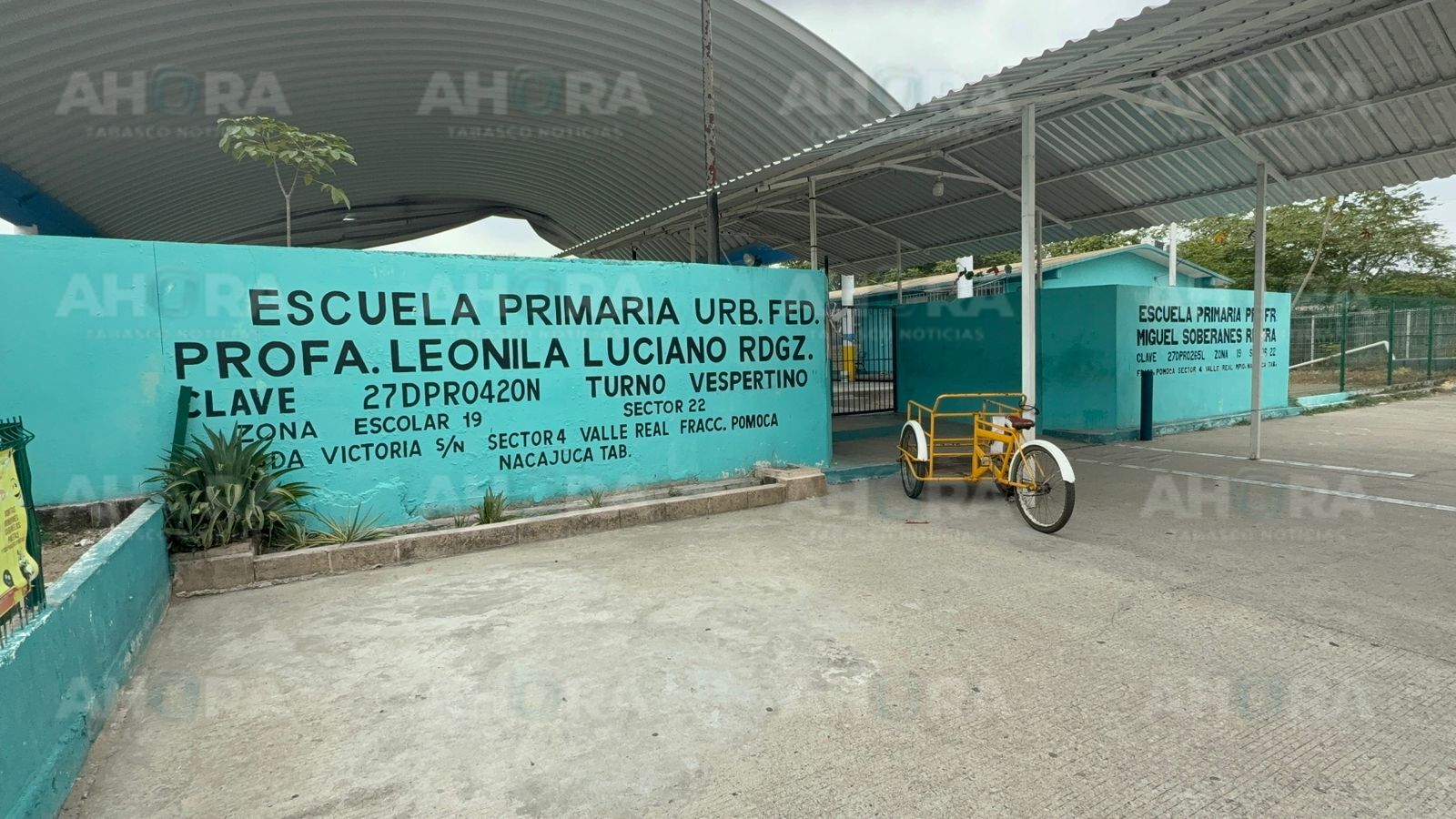 Padres mantienen cerrada escuela en Valle Real; exigen destitución de la directora