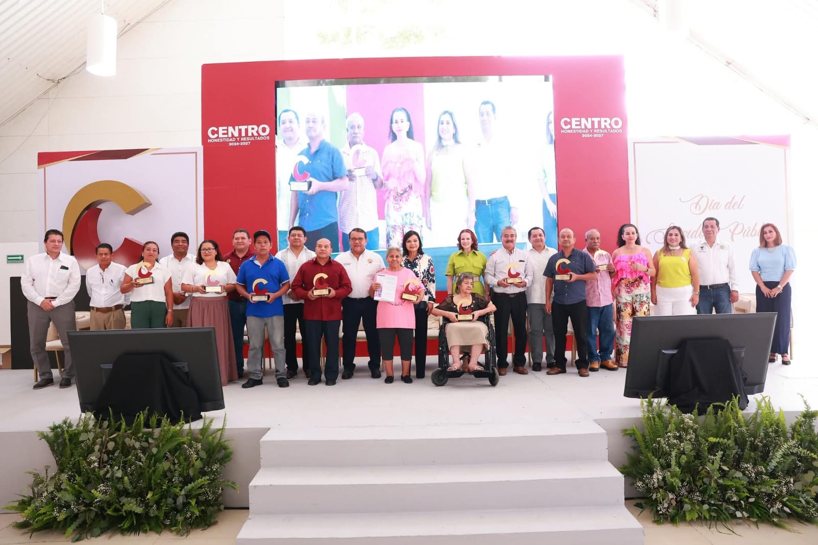 Reconoce Yolanda Osuna compromiso, entrega y vocación de 395 servidores públicos de Centro