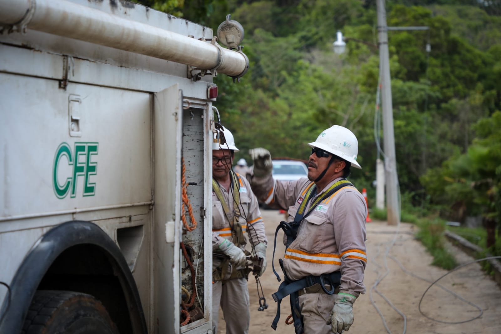 Supervisa Javier May terreno donde se construirá Subestación Eléctrica de Tucta