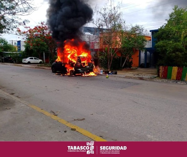 Informa SSPC que incendio de vehículo en Centro se debió a una presunta falla mecánica