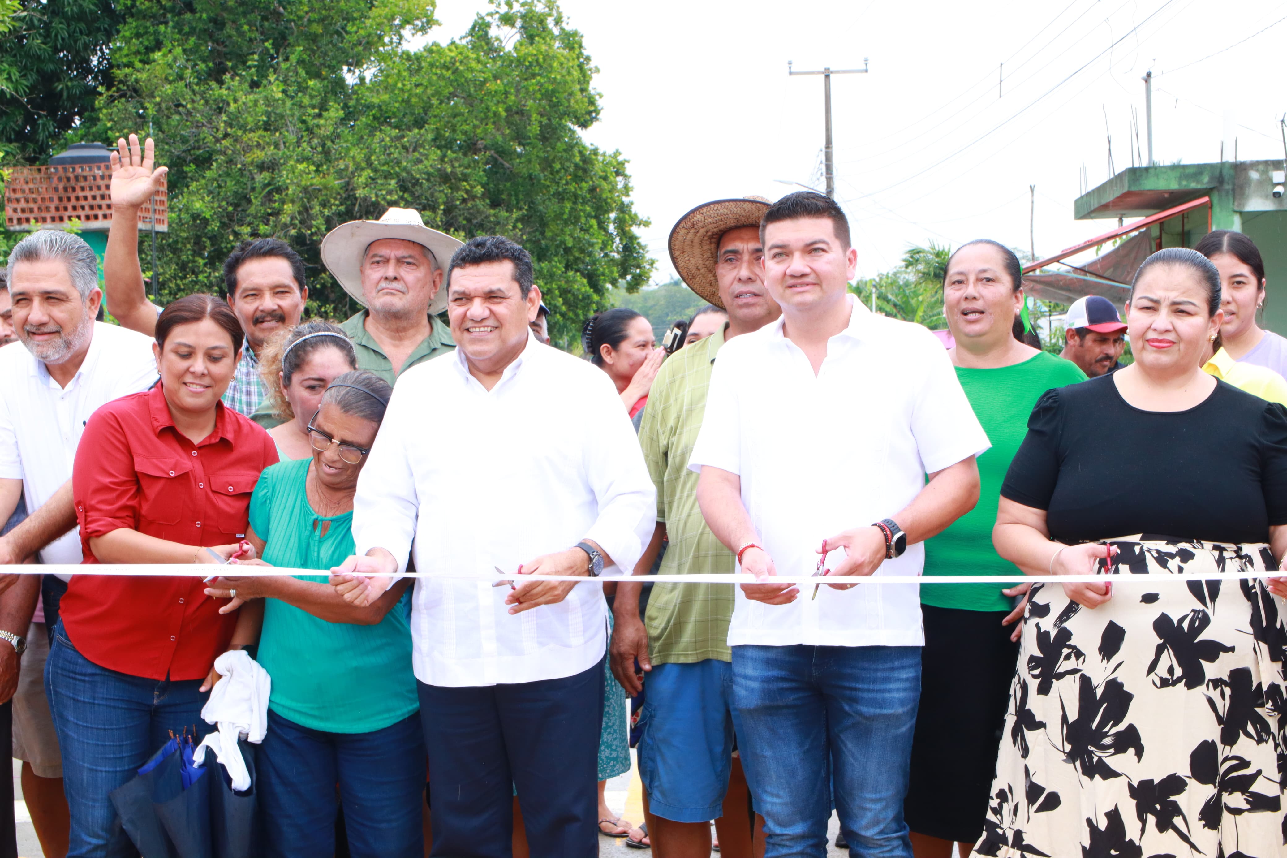 Cumplen Javier May y Ovidio Peralta; llevan bienestar y transformación a Comalcalco